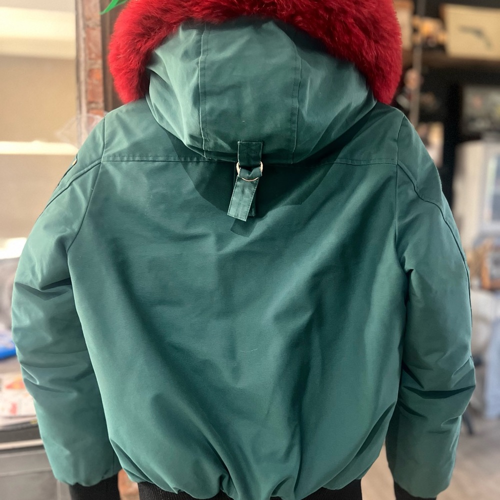 Size xs, perfect condition. Very warm. Comes with dust bag .